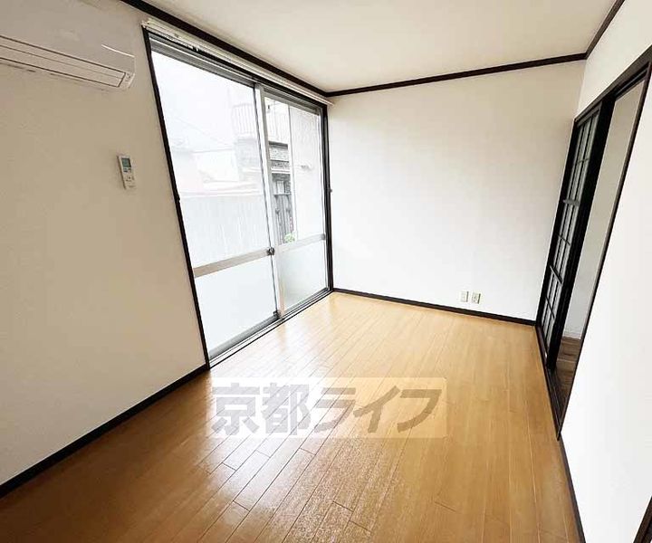 京都府京都市右京区山ノ内瀬戸畑町の賃貸アパートの居間