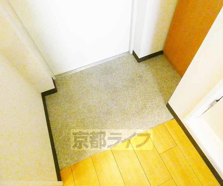 レスペランス西小路の玄関