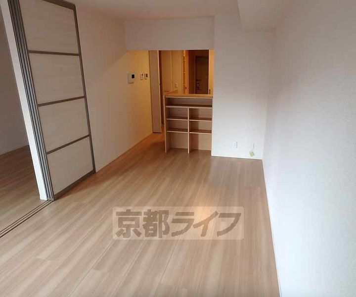 京都府京都市西京区樫原久保町の賃貸アパートの居間