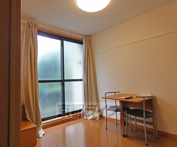 レオパレスMOMOYAMAの居間