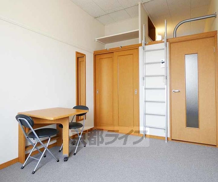 レオパレス 紅雪北の居間