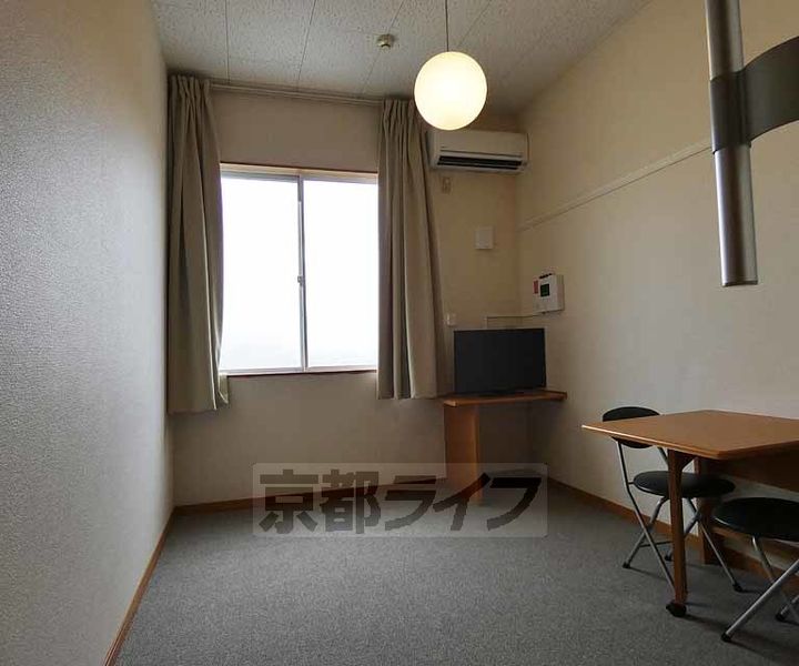 レオパレス 紅雪北の居間