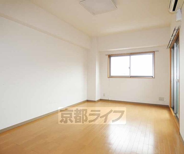 京都府京都市伏見区深草大門町の賃貸マンションの居間