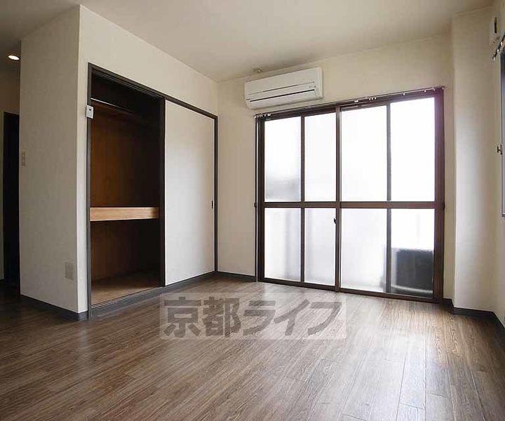 京都府京都市伏見区深草ヲカヤ町の賃貸マンションの居間