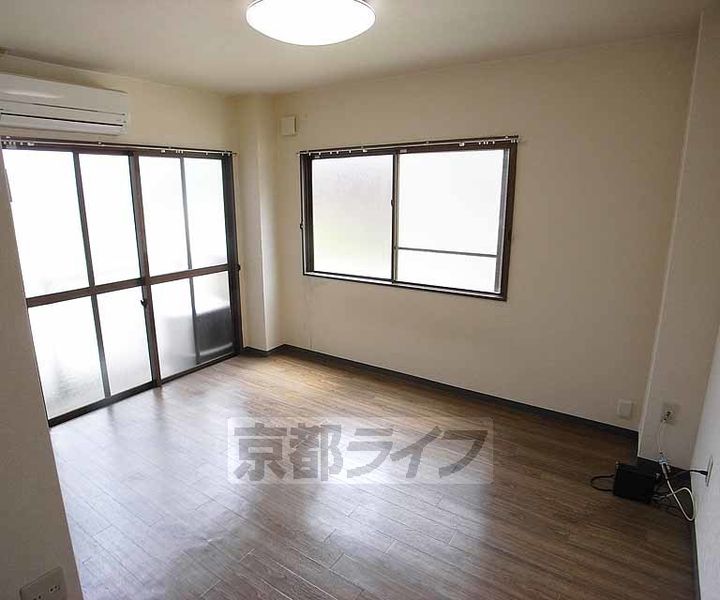 京都府京都市伏見区深草ヲカヤ町の賃貸マンションの居間