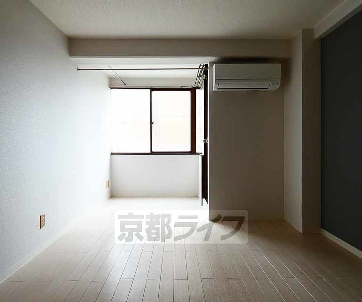 京都府京都市伏見区竹田浄菩提院町の賃貸マンションの居間
