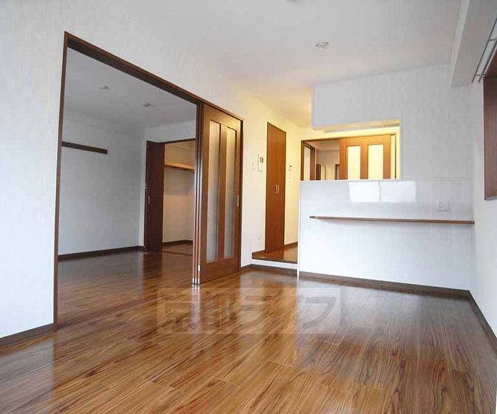 京都府京都市伏見区白銀町の賃貸マンションの居間