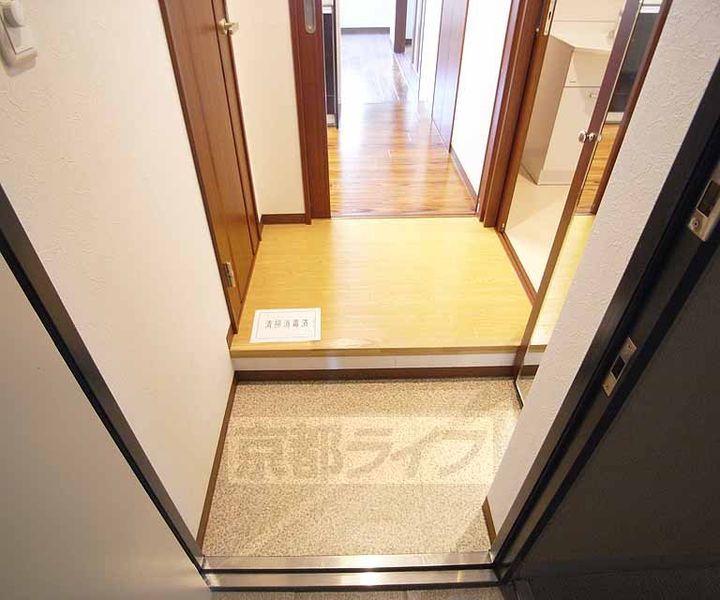 京都府京都市伏見区白銀町の賃貸マンションの玄関