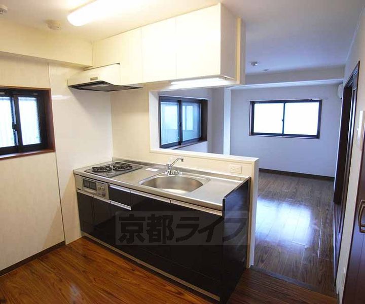 京都府京都市伏見区白銀町の賃貸マンションの居間