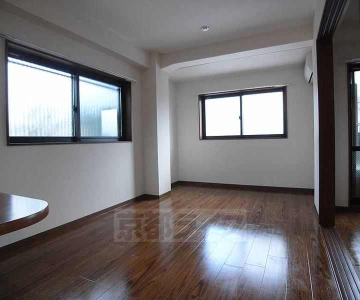 京都府京都市伏見区白銀町の賃貸マンションの居間