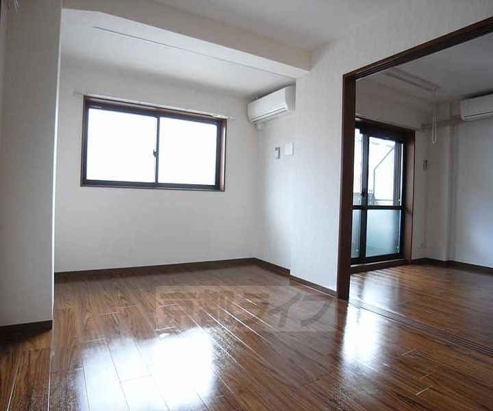 京都府京都市伏見区白銀町の賃貸マンションの居間