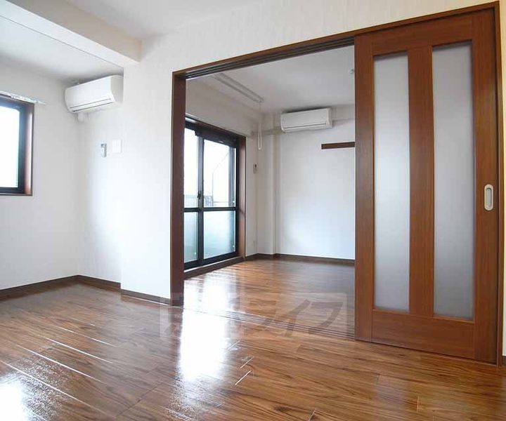 京都府京都市伏見区白銀町の賃貸マンションの居間