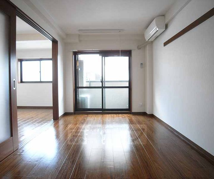 京都府京都市伏見区白銀町の賃貸マンションの居間