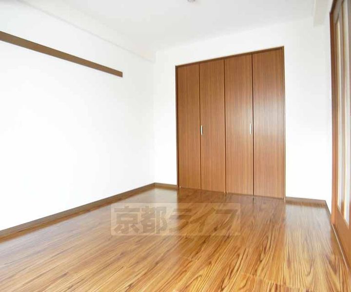 京都府京都市伏見区白銀町の賃貸マンションの居間