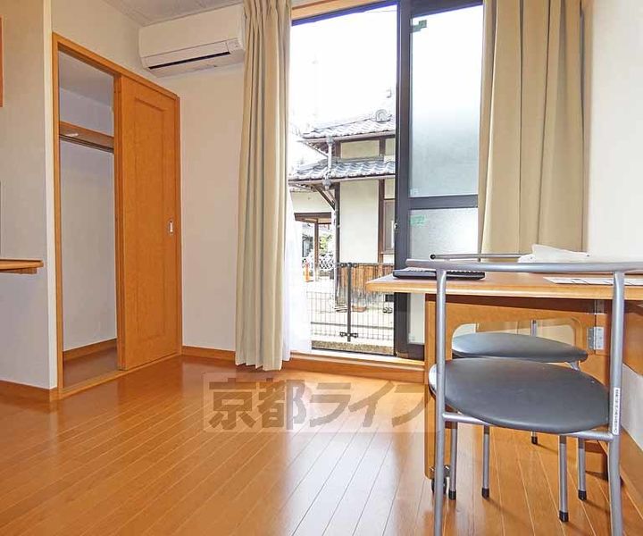 レオパレス極楽寺の居間