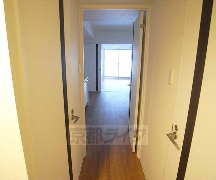 京都府京都市伏見区加賀屋町の賃貸マンションの玄関