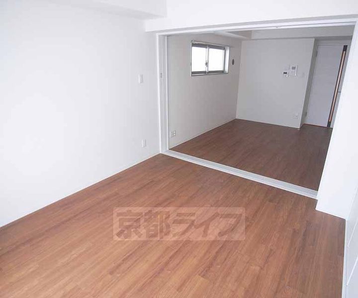 京都府京都市伏見区加賀屋町の賃貸マンションの居間