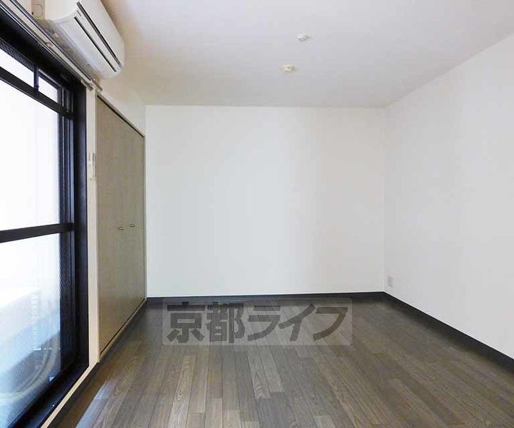 京都府京都市上京区一条通六軒町西入2丁目西今出川町の賃貸マンションの居間