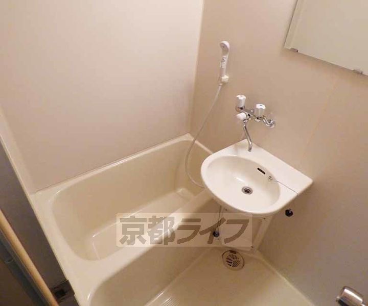 京都府京都市上京区一条通六軒町西入2丁目西今出川町の賃貸マンションの風呂