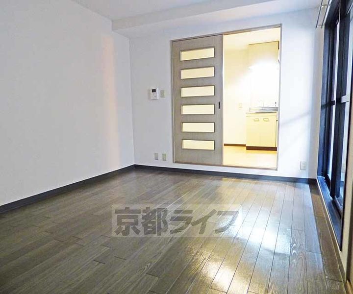 京都府京都市上京区一条通六軒町西入2丁目西今出川町の賃貸マンションの居間