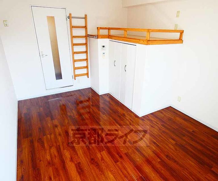 アクエルド御所北311の居間