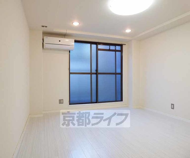 アパルトマン御所西102の居間