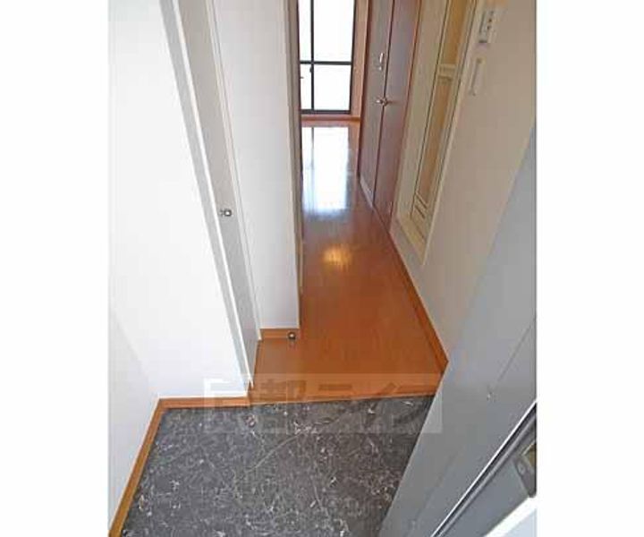 レオパレスアルモニの玄関