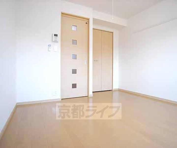 京都府京都市北区西賀茂蟹ケ坂町の賃貸マンションの居間