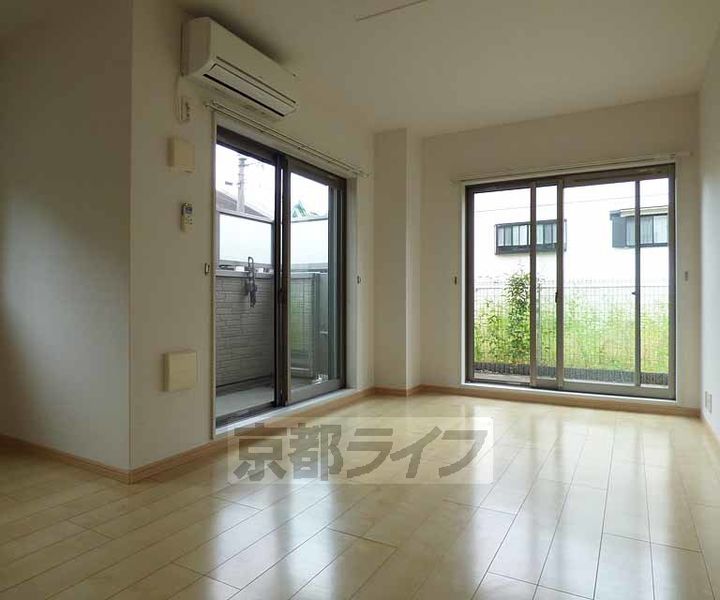 京都府京都市北区上賀茂池端町の賃貸マンションの居間