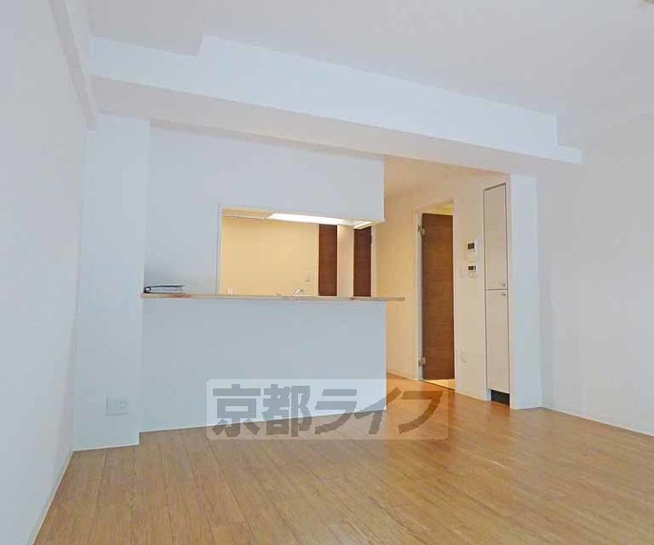 京都府京都市北区上賀茂桜井町の賃貸マンションの居間