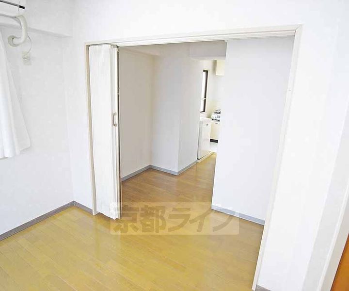 京都府京都市北区衣笠荒見町の賃貸マンションの居間