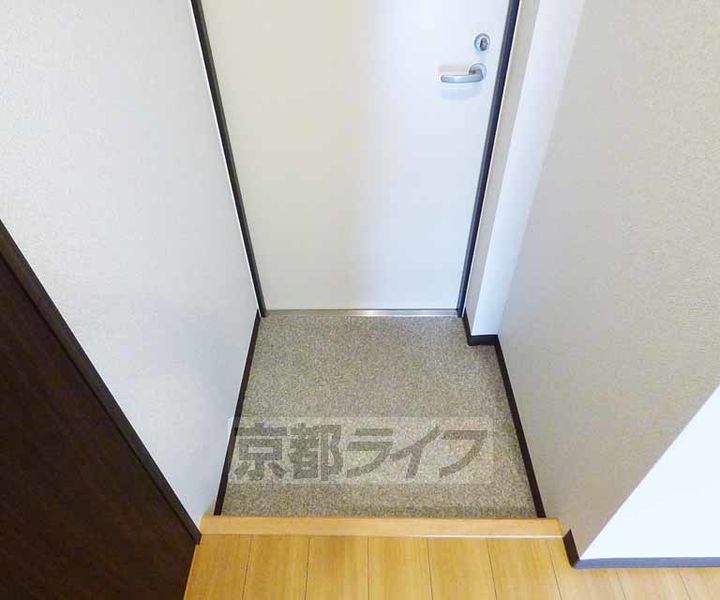エスペレ西陣301の玄関