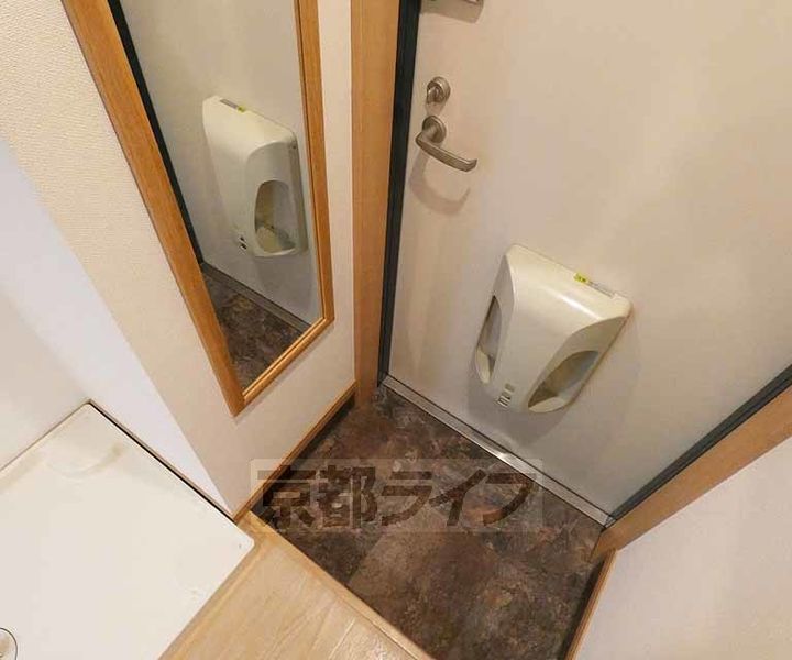 京都府京都市上京区五辻通千本東入上る桐木町の賃貸マンションの玄関