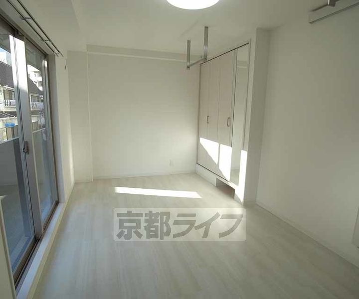 アベニール出町柳201の居間