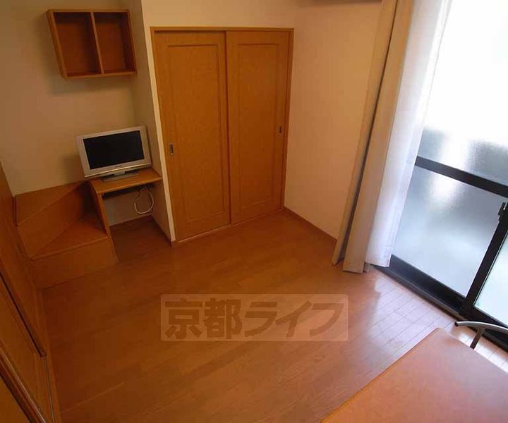 京都府京都市西京区樫原芋峠の賃貸アパートの居間