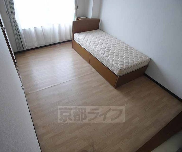 京都府京都市西京区桂野里町の賃貸マンションの居間