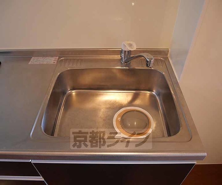 京都府京都市西京区樫原分田の賃貸アパートのキッチン