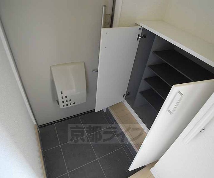 京都府京都市西京区桂久方町の賃貸アパートの玄関