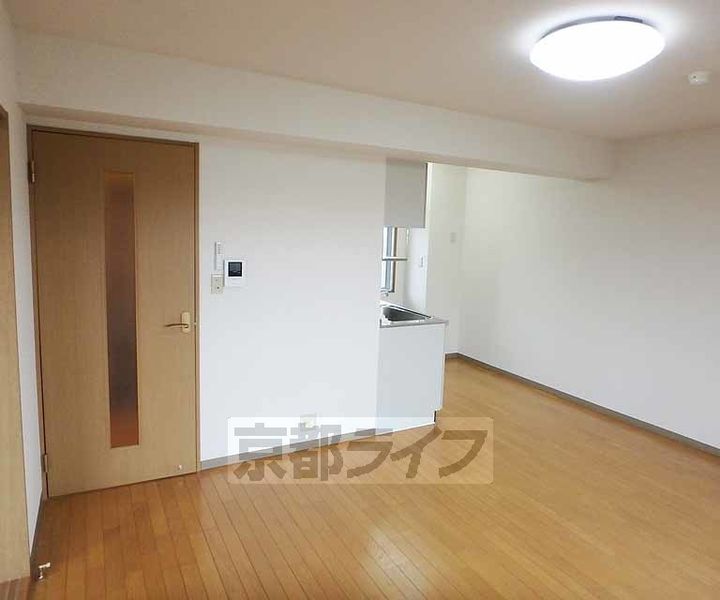 京都府京都市西京区川島調子町の賃貸マンションの居間