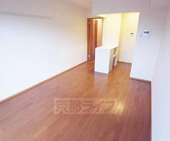 ドミール神足106の居間