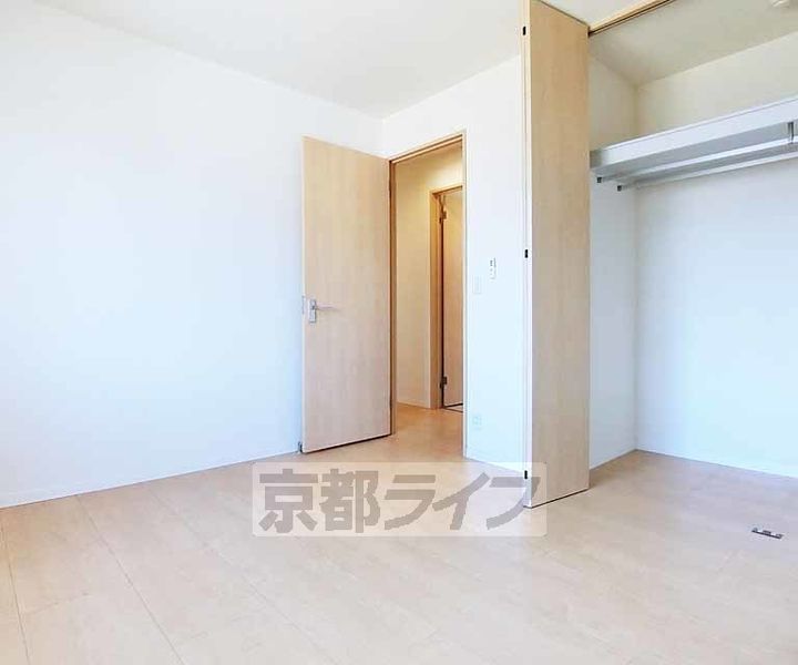 京都府京都市伏見区羽束師鴨川町の賃貸マンションの居間