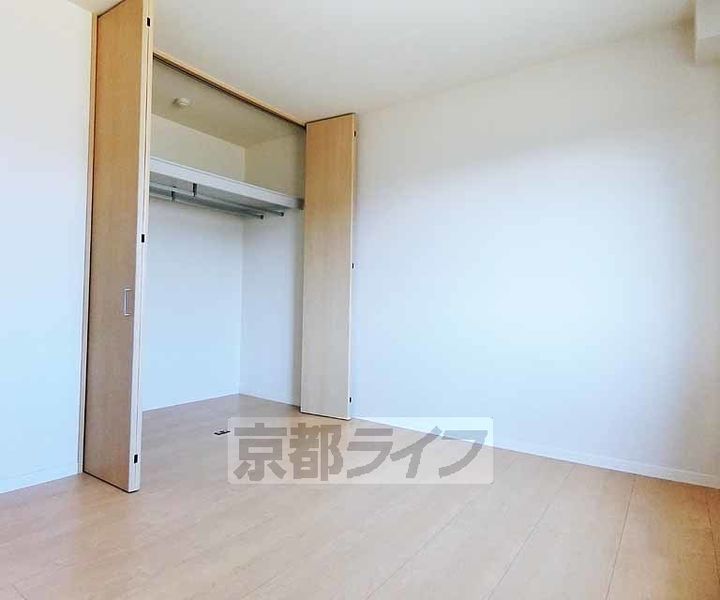 京都府京都市伏見区羽束師鴨川町の賃貸マンションの居間