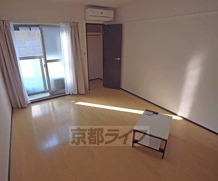 クレイノ西森本102の居間