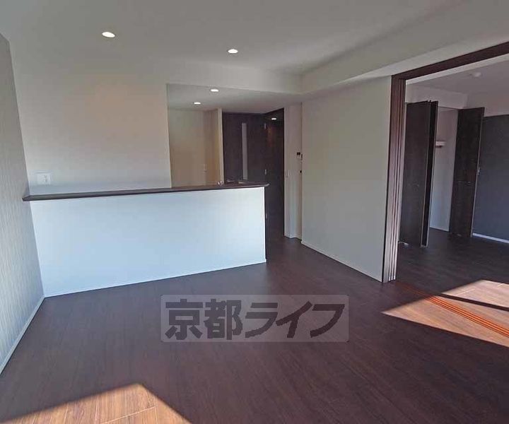 京都府向日市寺戸町東田中瀬の賃貸マンションの居間