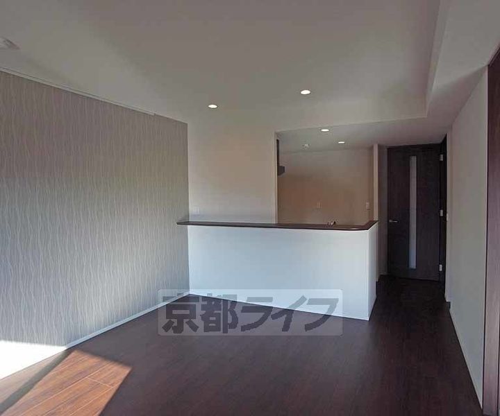 京都府向日市寺戸町東田中瀬の賃貸マンションの居間