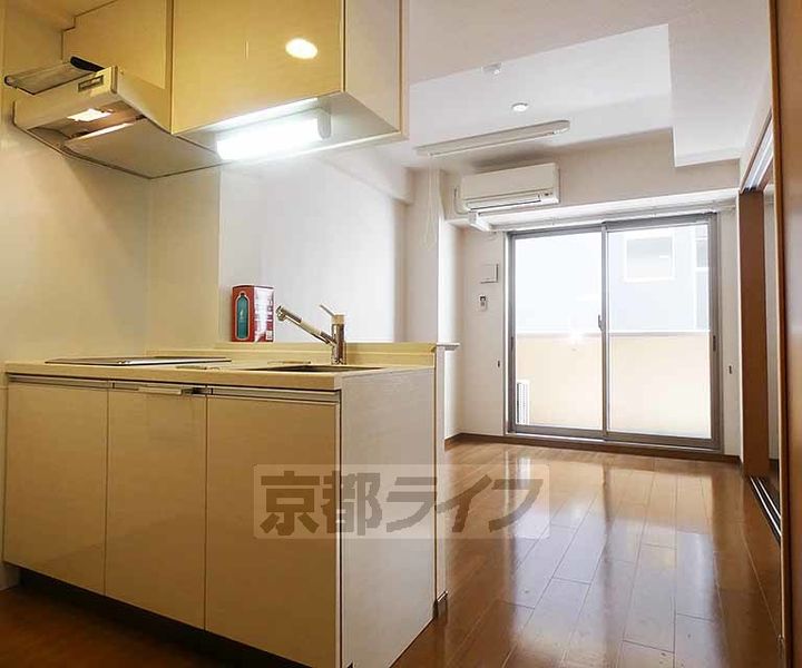 京都府京都市中京区壬生神明町の賃貸マンションの居間