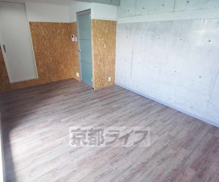 京都府京都市右京区梅津南広町の賃貸マンションの居間