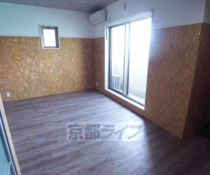 京都府京都市右京区梅津南広町の賃貸マンションの居間