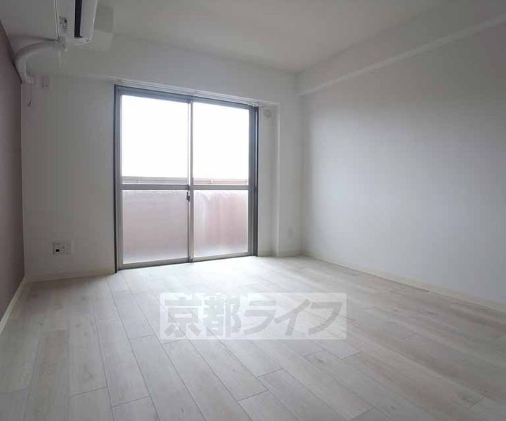 グランレブリー太秦天神川の居間