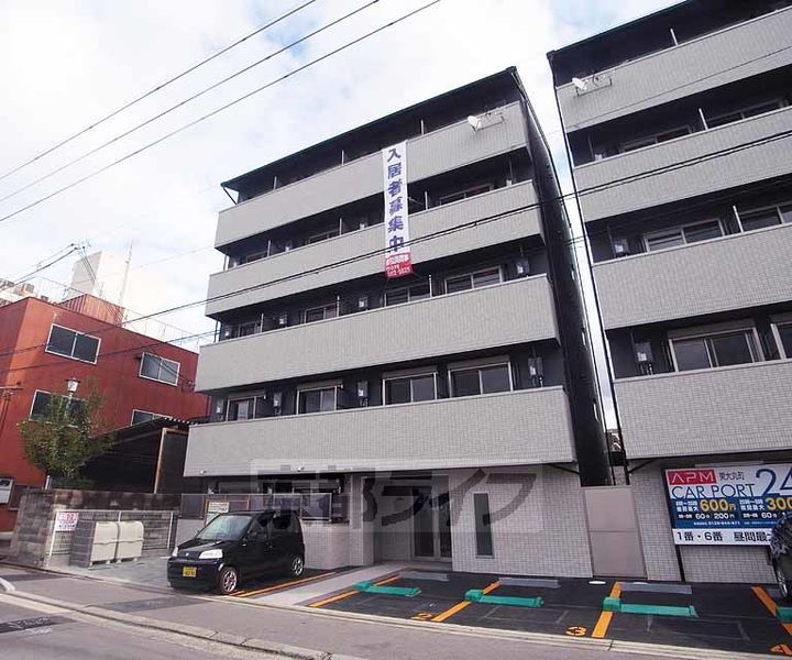 京都府京都市右京区西京極東大丸町の賃貸マンションの外観